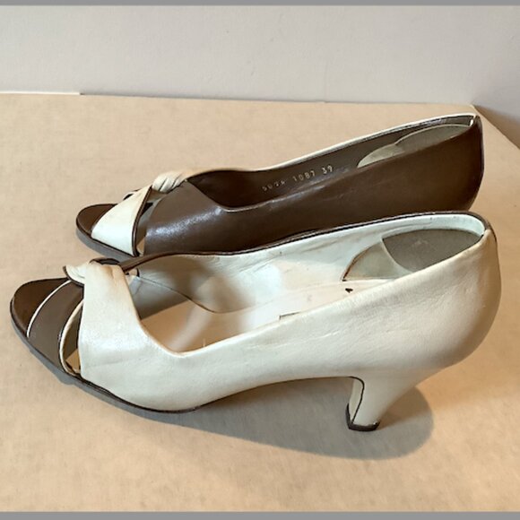 Stunning 1970s vintage Sergio Rossi Cream and Brown Spectator Pumps, Size 8.5 - Picture 14 of 16